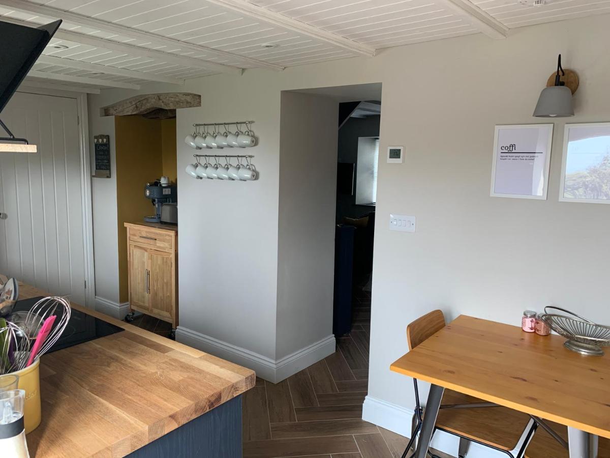 Min-Y-Fford Sleeps 6 Plus Pet Newport  Exteriér fotografie